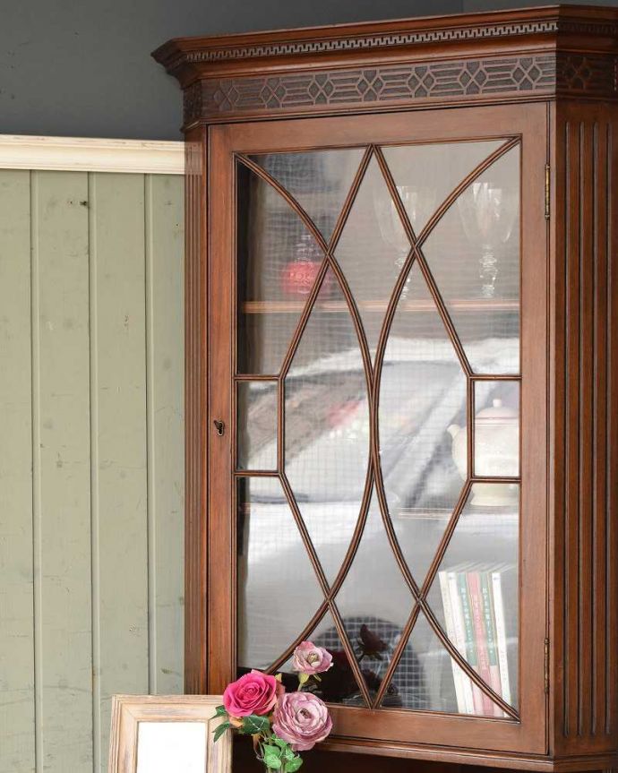 アンティークのキャビネット　アンティーク家具　お部屋のコーナーを彩るテーブル付きの美しいキャビネット、英国アンティーク家具。お部屋の角にピタッと収まる飾り棚お部屋の角にピッタリ収まっちゃうから、どこでも使える便利なコーナーキャビネット。(k-1767-f)