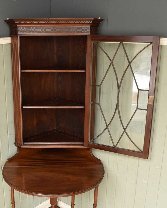 アンティークのキャビネット　アンティーク家具　お部屋のコーナーを彩るテーブル付きの美しいキャビネット、英国アンティーク家具。扉を開けてみると･･･専門の職人がしっかり修復していますので、扉の中はピカピカです。(k-1767-f)