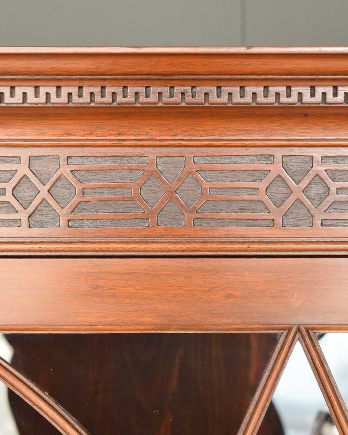 アンティークのキャビネット　アンティーク家具　お部屋のコーナーを彩るテーブル付きの美しいキャビネット、英国アンティーク家具。英国らしい装飾英国家具らしいかっこいい装飾があります。(k-1767-f)