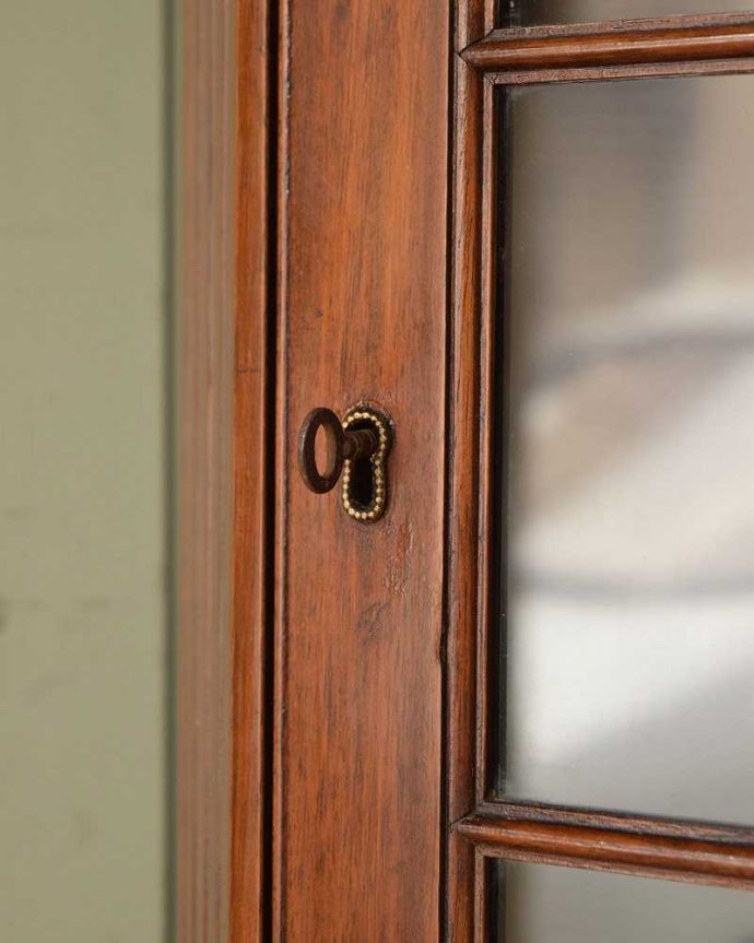 アンティークのキャビネット　アンティーク家具　お部屋のコーナーを彩るテーブル付きの美しいキャビネット、英国アンティーク家具。開ける度にワクワクアンティークらしい取っ手のデザイン。(k-1767-f)