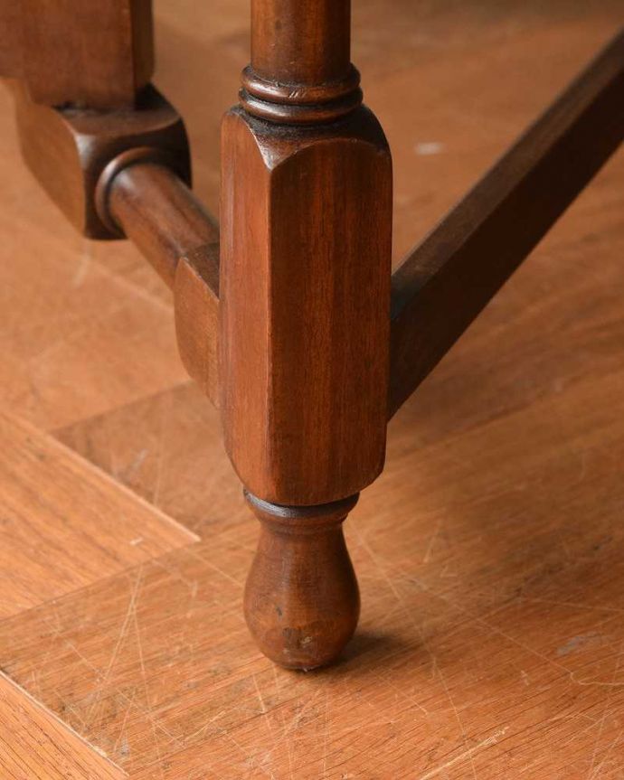 アンティークのキャビネット　アンティーク家具　お部屋のコーナーを彩るテーブル付きの美しいキャビネット、英国アンティーク家具。女性１人でラクラク運べちゃうんですHandleのアンティークは、脚の裏にフェルトキーパーをお付けしています。(k-1767-f)