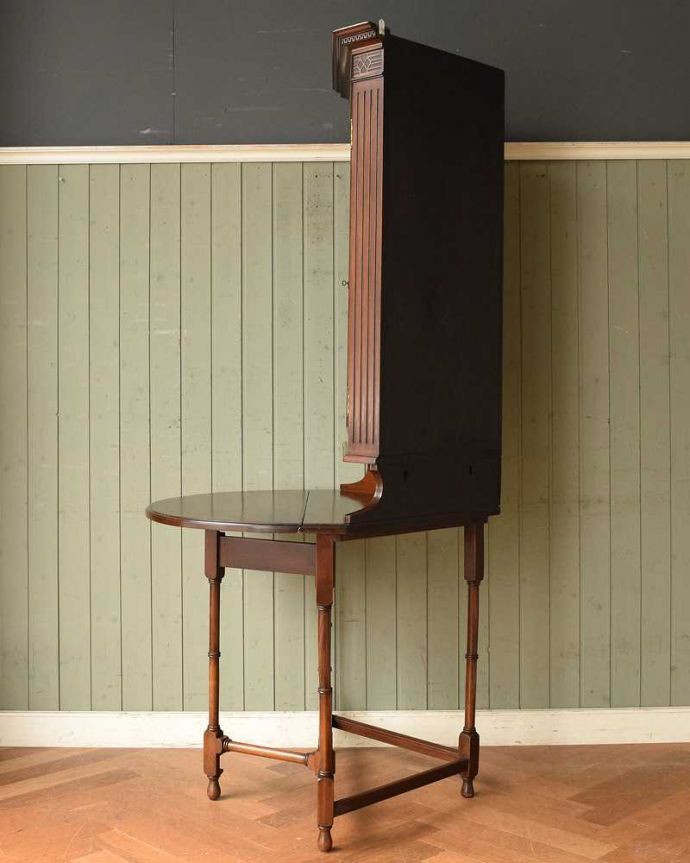 アンティークのキャビネット　アンティーク家具　お部屋のコーナーを彩るテーブル付きの美しいキャビネット、英国アンティーク家具。横から見ると、こんな感じ壁にピタッと収まる部分は三角形になっています。(k-1767-f)