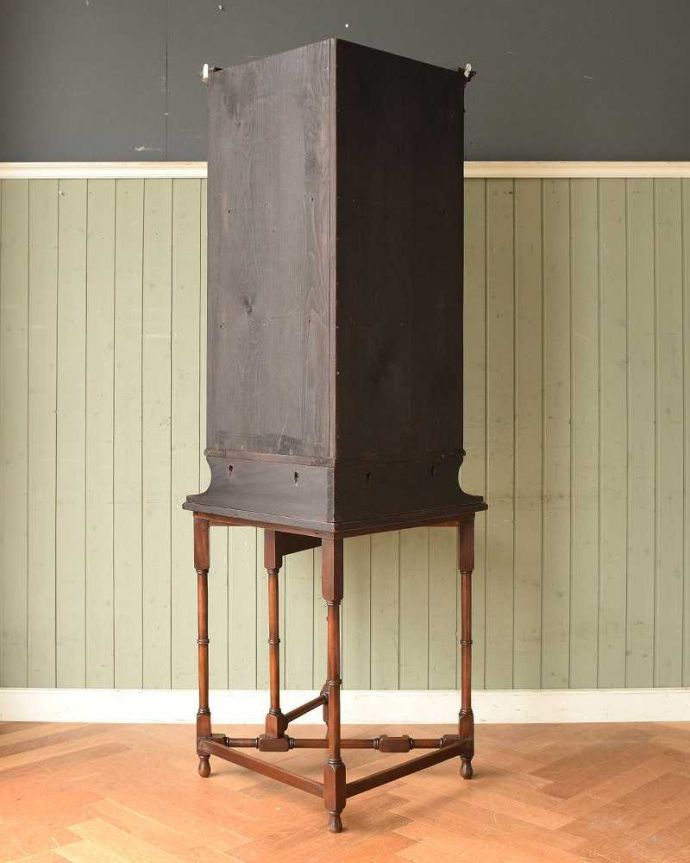 アンティークのキャビネット　アンティーク家具　お部屋のコーナーを彩るテーブル付きの美しいキャビネット、英国アンティーク家具。壁で見えないけれど、後ろ姿もキレイです見えない部分もきちんと修復しているので、キレイに仕上がっています。(k-1767-f)