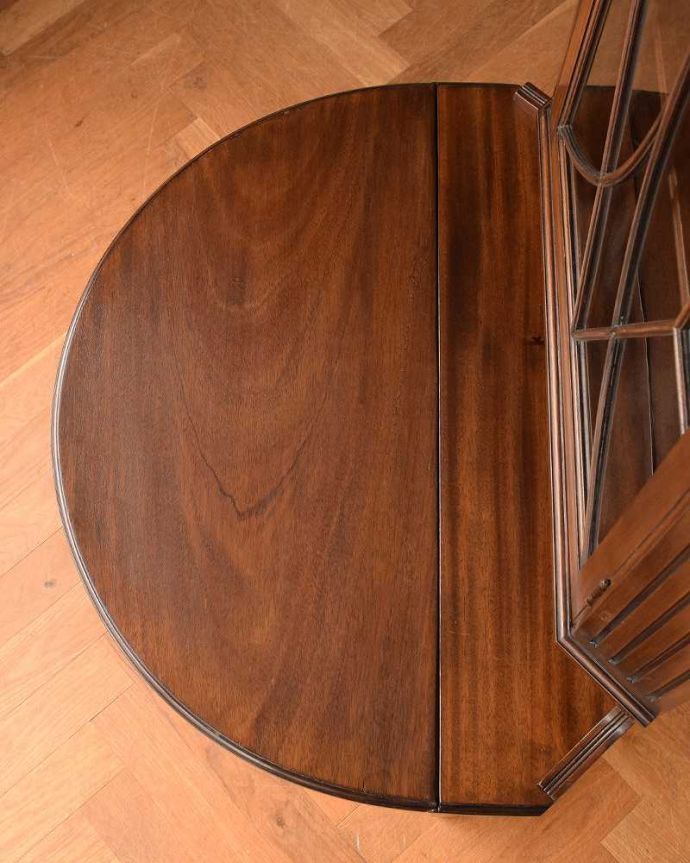 アンティークのキャビネット　アンティーク家具　お部屋のコーナーを彩るテーブル付きの美しいキャビネット、英国アンティーク家具。天板の修復には自信があります。(k-1767-f)