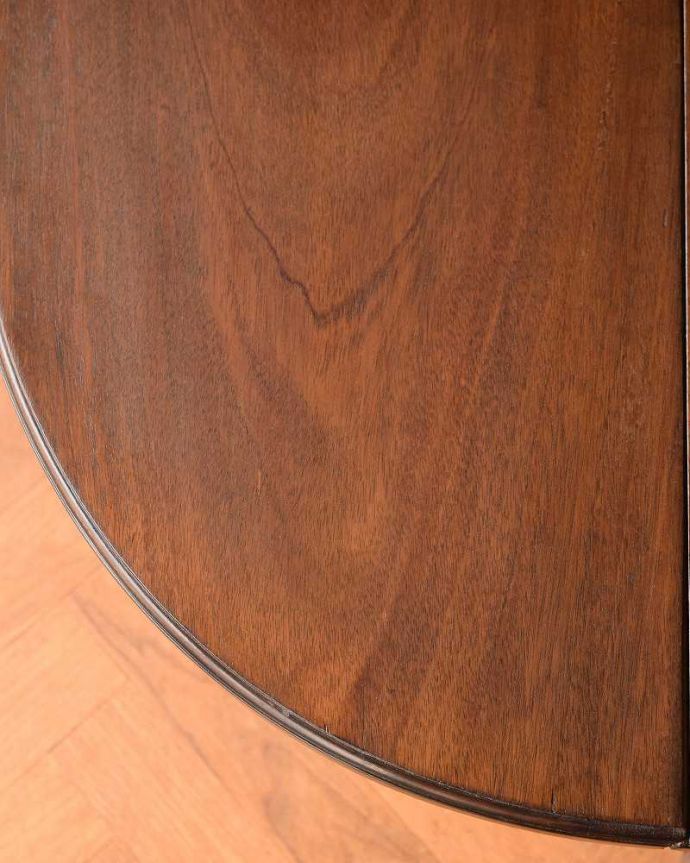 アンティークのキャビネット　アンティーク家具　お部屋のコーナーを彩るテーブル付きの美しいキャビネット、英国アンティーク家具。近づいて見てみると･･･時間と手間暇を掛けて職人が丁寧にお直しした天板は、木目も美しいんです。(k-1767-f)