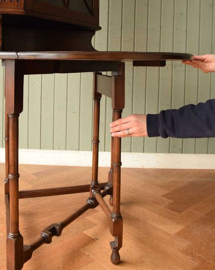 アンティークのキャビネット　アンティーク家具　お部屋のコーナーを彩るテーブル付きの美しいキャビネット、英国アンティーク家具。脚を引き出すだけであっという間ゲートのような形をした脚のテーブル。(k-1767-f)