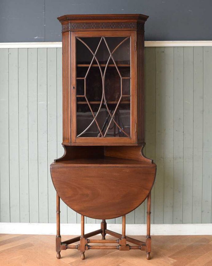 アンティークのキャビネット　アンティーク家具　お部屋のコーナーを彩るテーブル付きの美しいキャビネット、英国アンティーク家具。天板をたたむとこんな感じ天板を使わない時は閉じておくことが出来るんです。(k-1767-f)