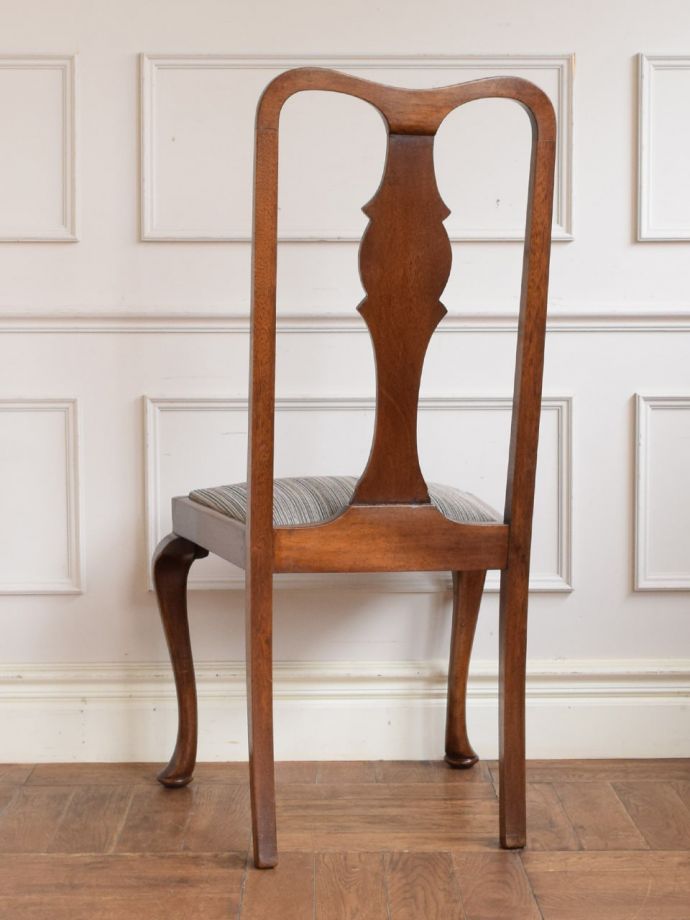 アンティークチェアの後ろ姿