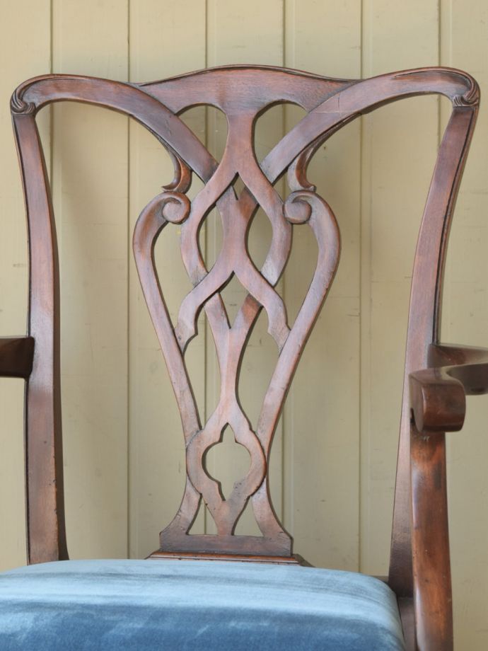 背もたれが美しいアンティークの椅子