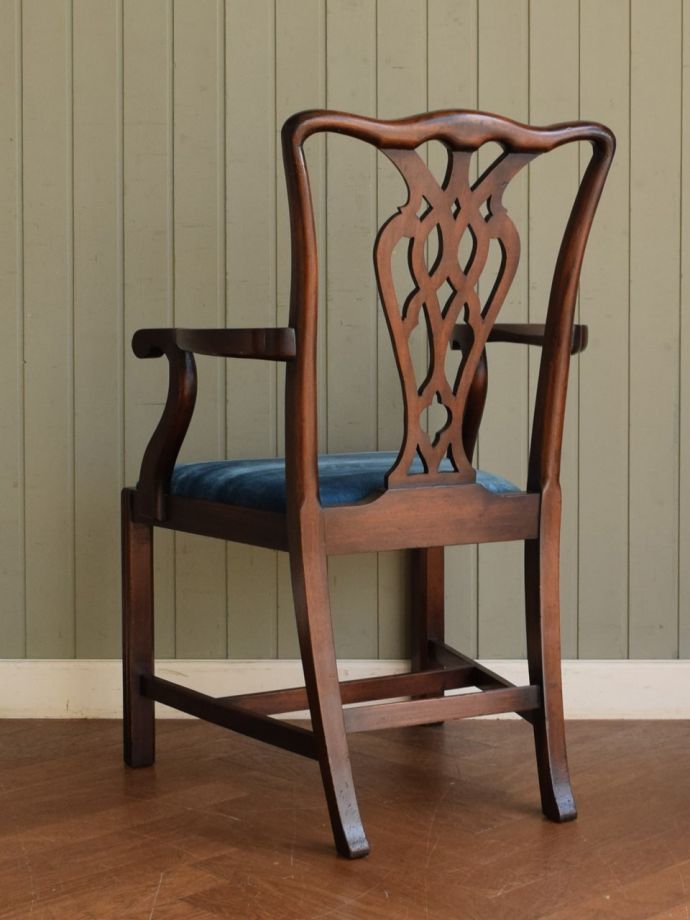 アンティークのサロンチェアの後ろ姿