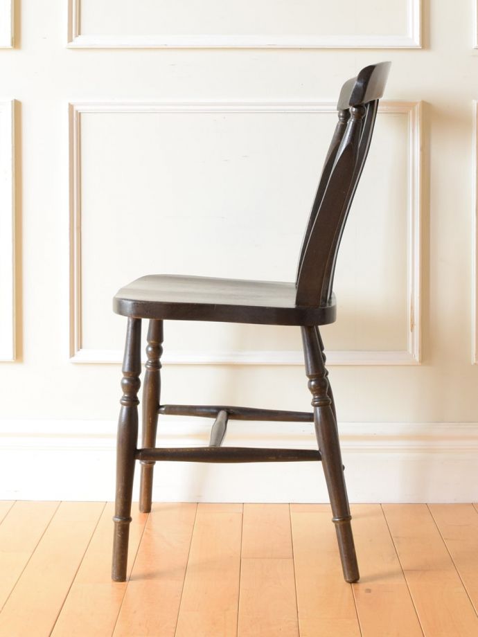 アンティークチェアの横顔