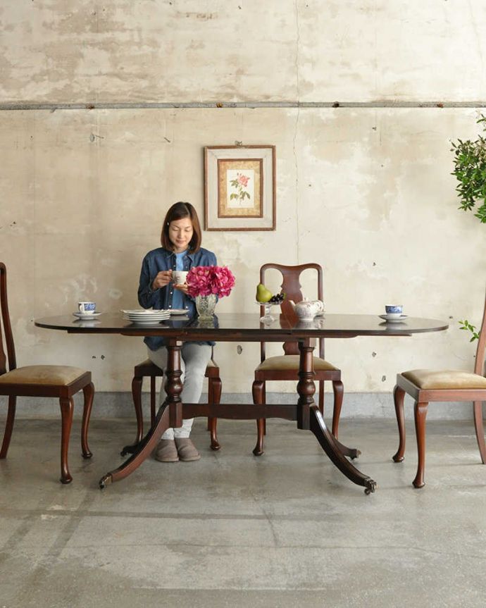 アンティークのテーブル　アンティーク家具　アンティークの英国家具、伸張式のダイニングテーブル（エクステンションテーブル）。来客があっても、このテーブルがあれば安心！大きく広げれば6〜8人で使えます。(k-1771-f)