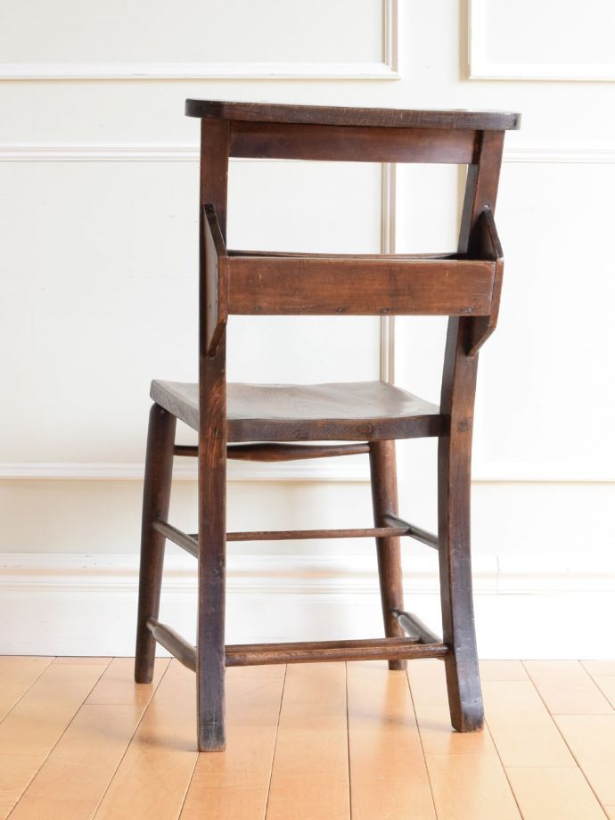 チャペルチェアの後ろ姿