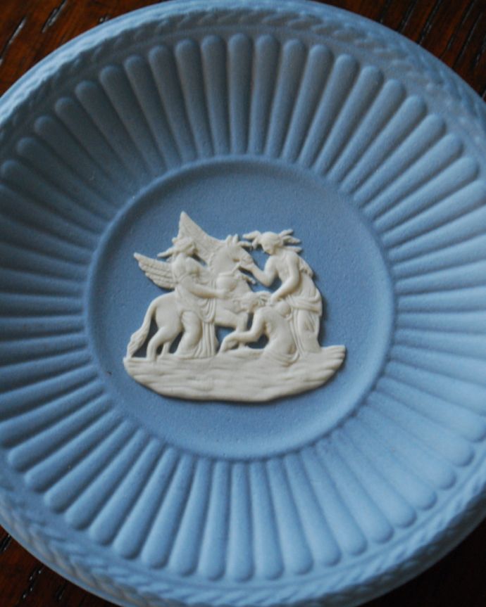 アンティーク 陶磁器の雑貨 アンティーク雑貨 アンティークのジャスパーウェア、ブルーのウェッジウッドトレイ(Wedgwood)。古代美術がモチーフになっている模様ぷっくりと浮かび上がる白い模様は、古代ギリシャ・ローマ美術の装飾をモチーフにした繊細で優雅なデザインです。(k-1772-z)