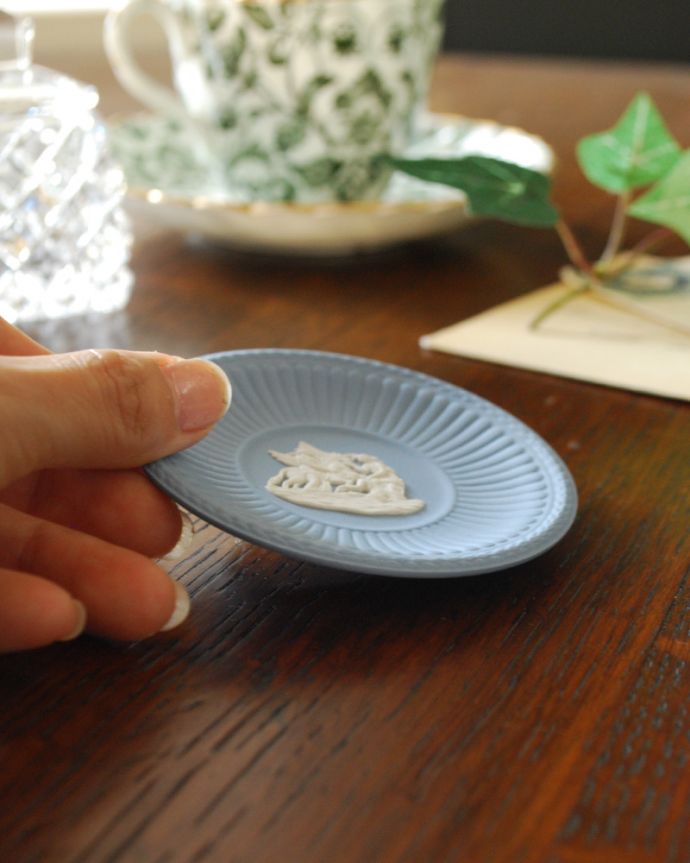 アンティーク 陶磁器の雑貨 アンティーク雑貨 アンティークのジャスパーウェア、ブルーのウェッジウッドトレイ(Wedgwood)。宝石のような美しさを追求した焼き物なんとも言えない滑らかな手触りが、ジャスパーウエアの特長。(k-1772-z)