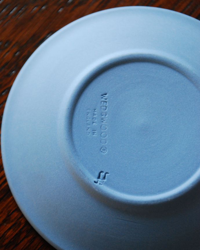 アンティーク 陶磁器の雑貨 アンティーク雑貨 アンティークのジャスパーウェア、ブルーのウェッジウッドトレイ(Wedgwood)。裏側には品質の証ひっくり返して見ると、ウェッジウッドのマークを見つけることが出来ます。(k-1772-z)