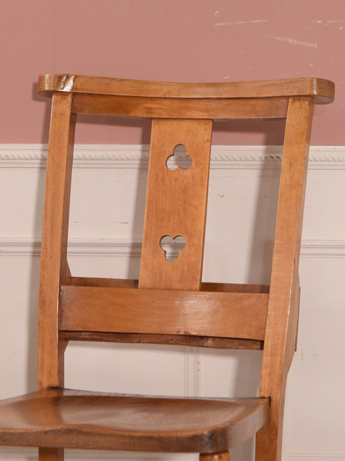 アンティークチェアの背もたれ