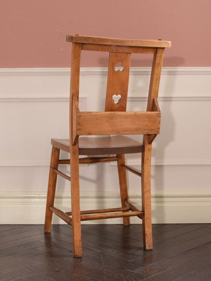 チャペルチェアの後ろ姿