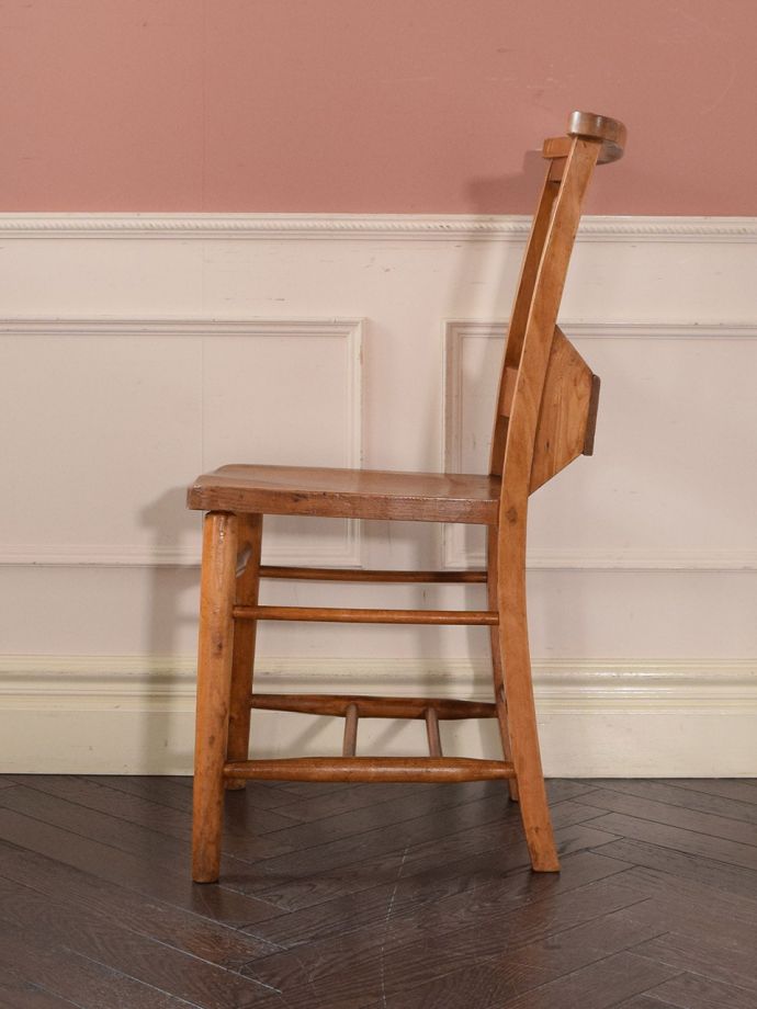 チャーチチェアの横顔