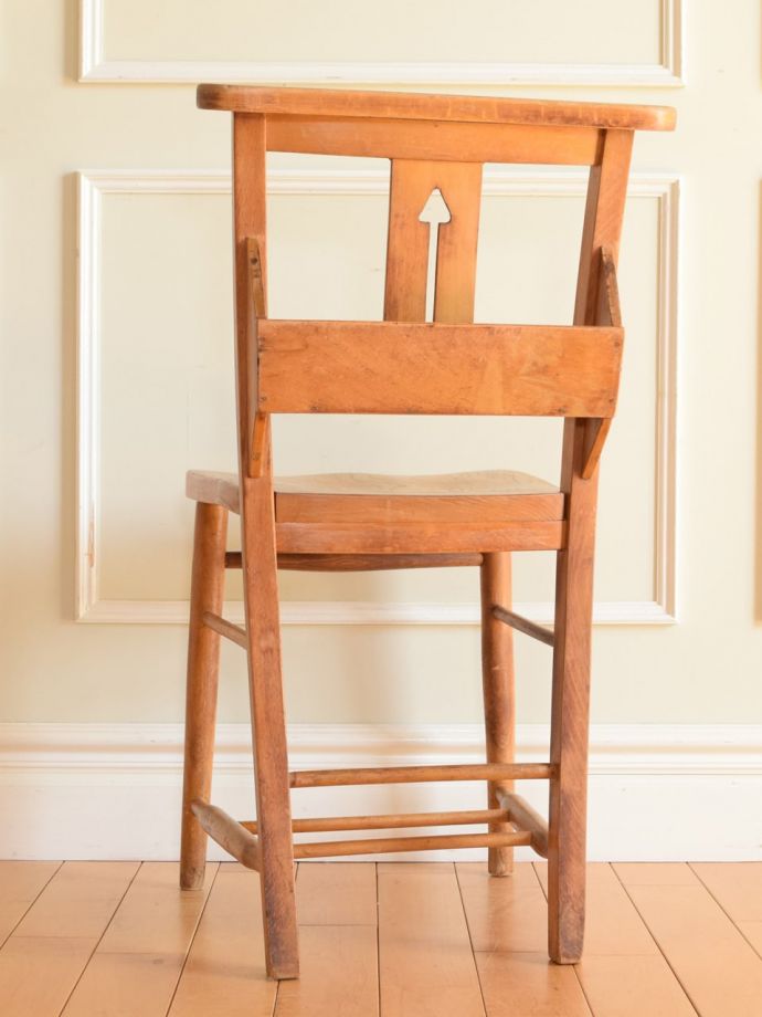 チャペルチェアの後ろ姿