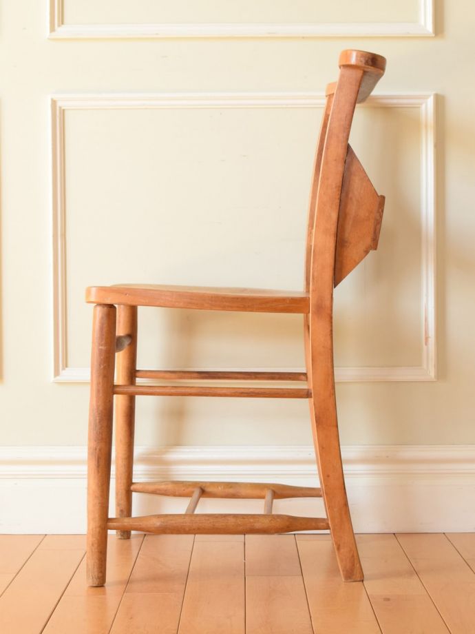 チャーチチェアの横顔