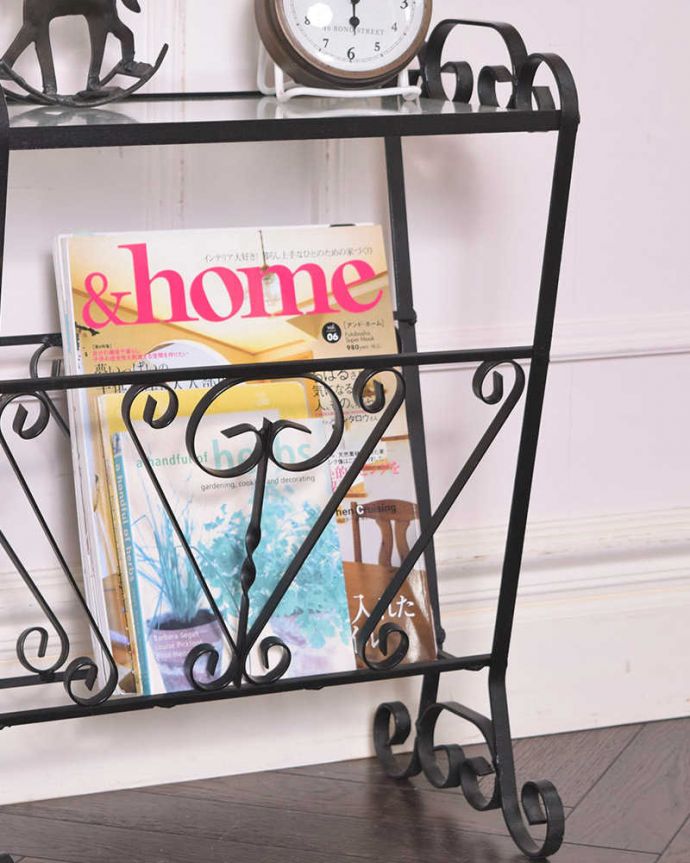マガジンラック　アンティーク家具　珍しい！ガラステーブル付き、アイアンのアンティークマガジンラック。ベッドやソファの横など、どこにでもちょこんと置けるコンパクトサイズで便利です。(k-1776-f)