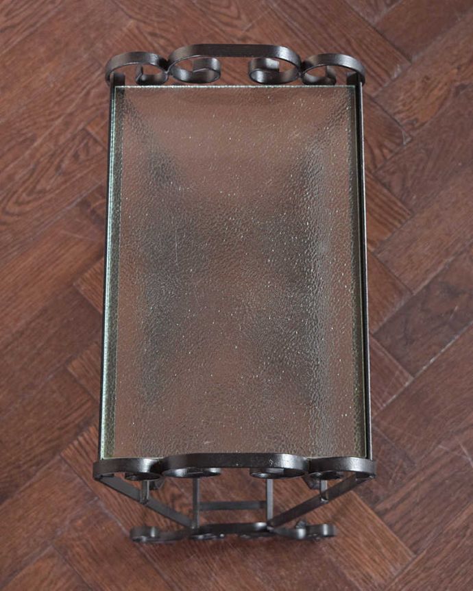 マガジンラック　アンティーク家具　珍しい！ガラステーブル付き、アイアンのアンティークマガジンラック。アンティークは新品ではないので、経年変化によるキズはありますが、専門の職人によって目立たないようにキレイにお直しをしています。(k-1776-f)