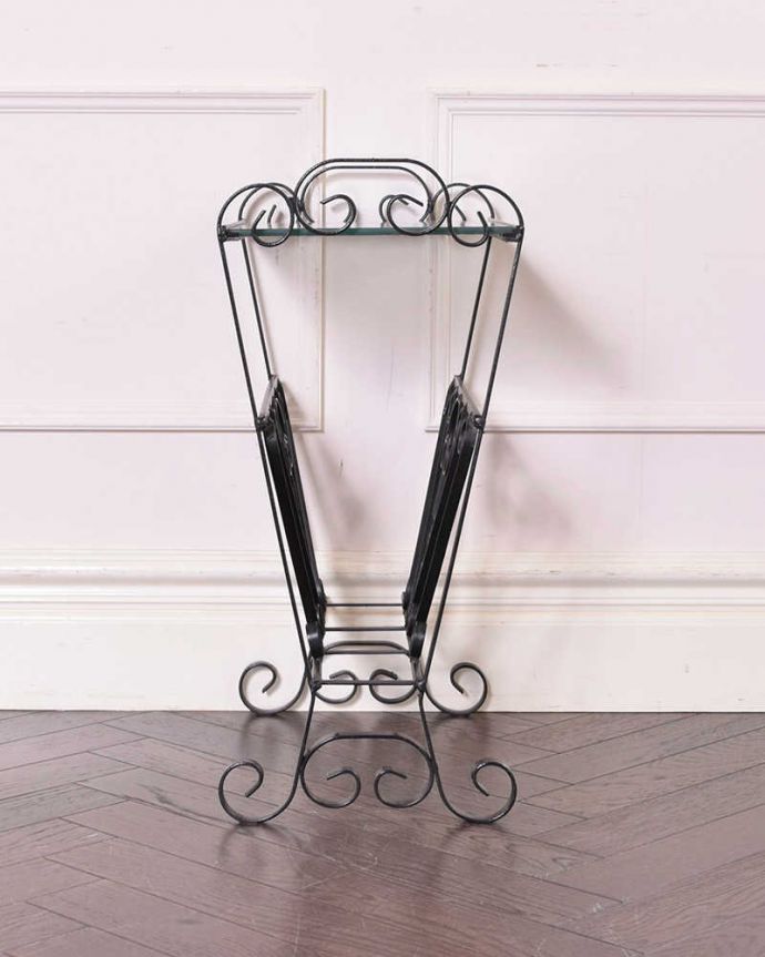 マガジンラック　アンティーク家具　珍しい！ガラステーブル付き、アイアンのアンティークマガジンラック。どこに置いても素敵なデザインです。(k-1776-f)