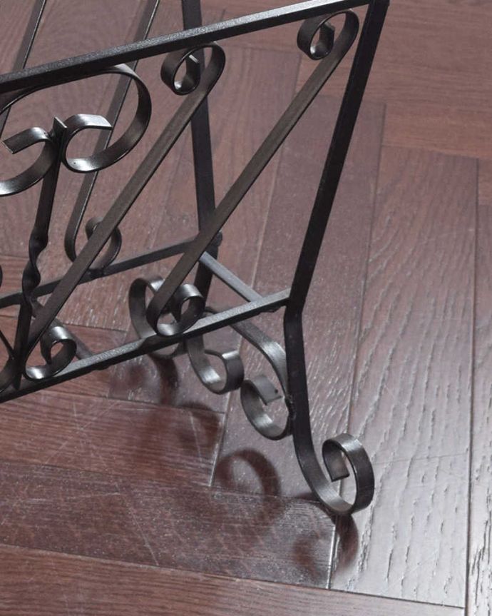 マガジンラック　アンティーク家具　珍しい！ガラステーブル付き、アイアンのアンティークマガジンラック。メンテナンスしているので安心してお使いいただけます。(k-1776-f)