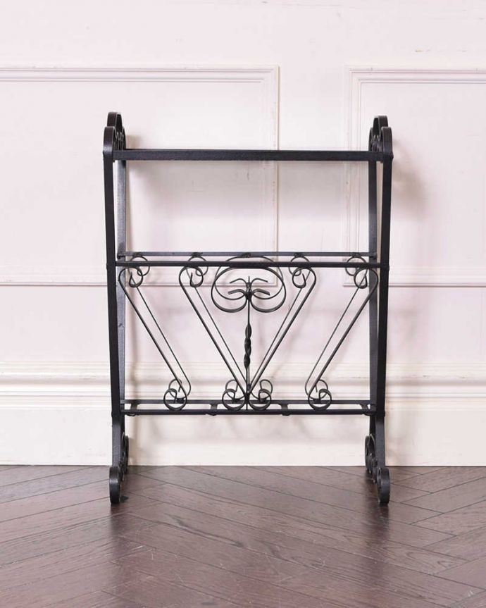 マガジンラック　アンティーク家具　珍しい！ガラステーブル付き、アイアンのアンティークマガジンラック。木製と違ったアイアンならではのデザインが、インテリアのワンポイントになりそうです。(k-1776-f)