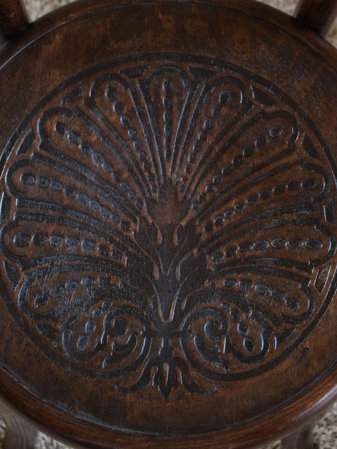 アンティークの椅子の座面の模様