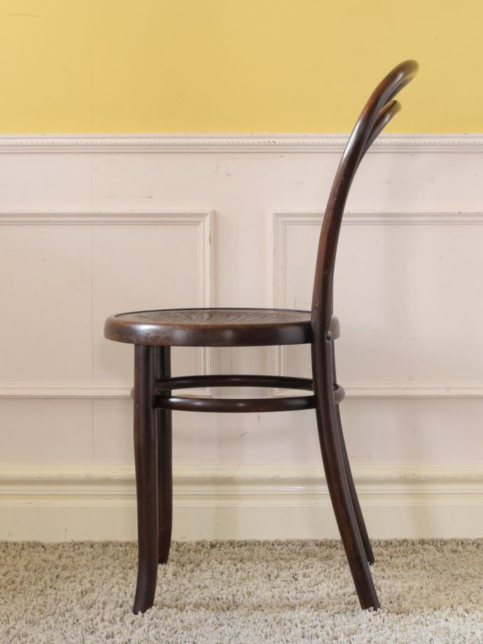 ベントウッドチェアの側面