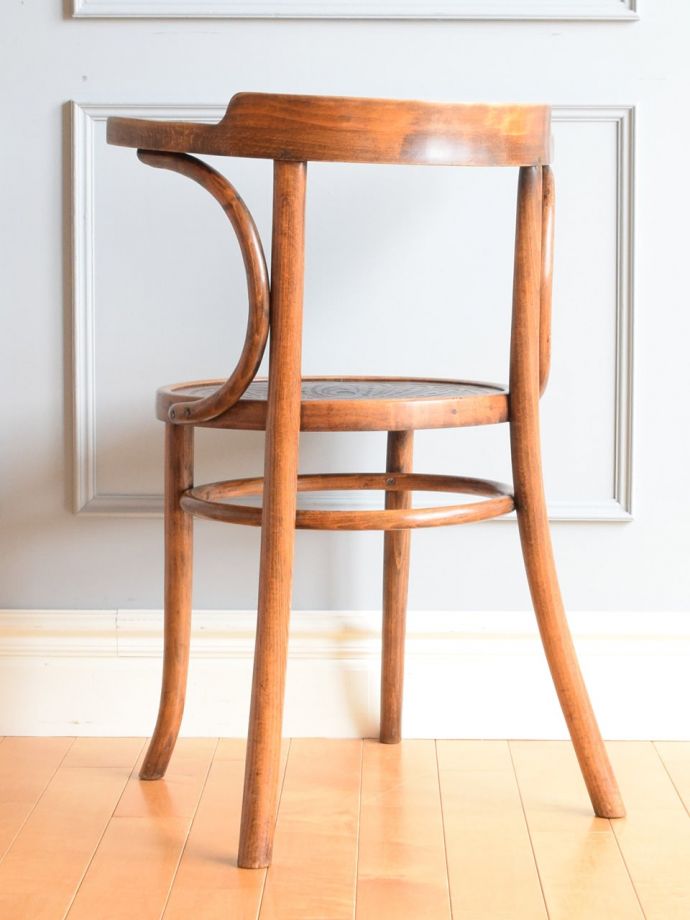 おしゃれな椅子、ベントウッドチェアの後ろ姿