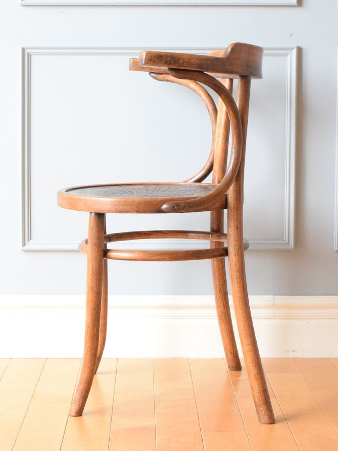 ベントウッドチェアの側面