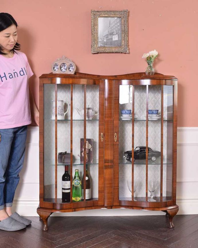 アンティークのキャビネット　アンティーク家具　アンティーク英国輸入家具、カーブが美しいシルエットのガラスキャビネット。おススメ度No.1のアンティーク家具ステキなお部屋を作るために「魅せ場」として活躍してくれるガラスのキャビネット。(k-1781-f)