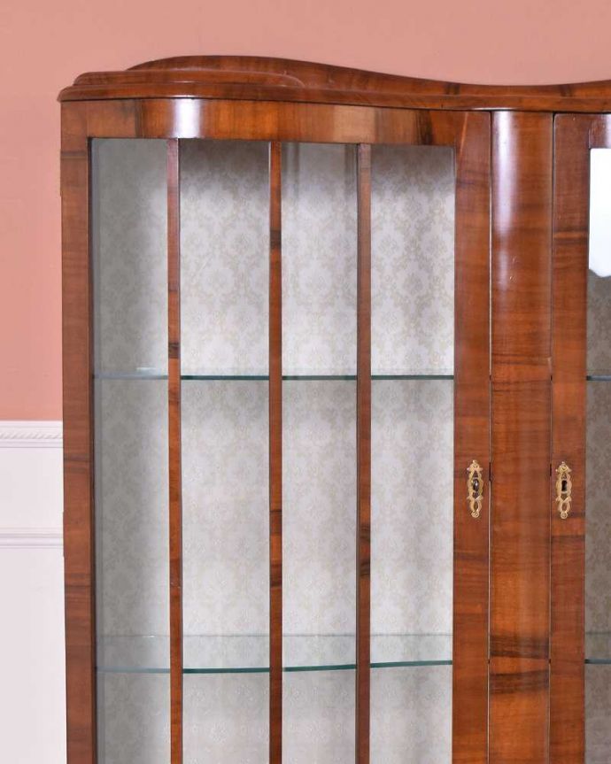 アンティークのキャビネット　アンティーク家具　アンティーク英国輸入家具、カーブが美しいシルエットのガラスキャビネット。アンティークらしい木目とデザインの美しさ落ち着きがあって優しい印象を与えてくれる木目。(k-1781-f)