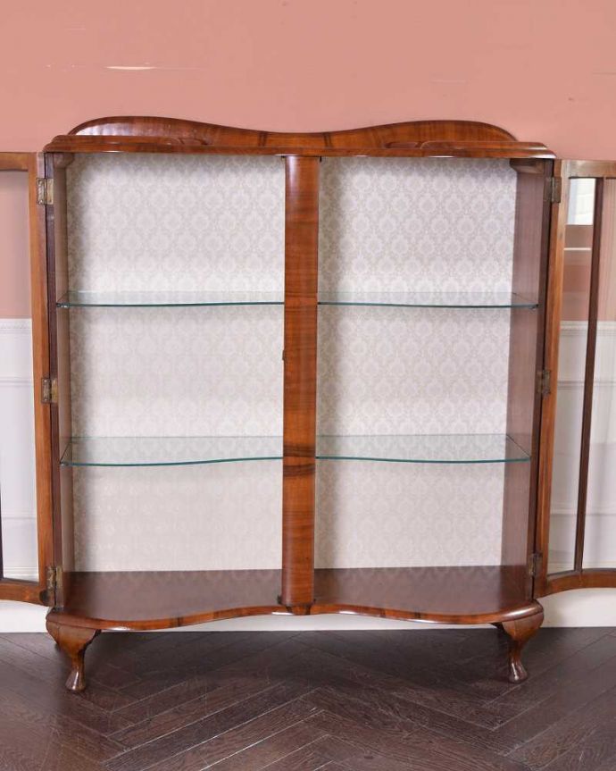 アンティークのキャビネット　アンティーク家具　アンティーク英国輸入家具、カーブが美しいシルエットのガラスキャビネット。扉を開けて中を見てみると･･･ガラスの棚板に、中はクロス張りになっています。(k-1781-f)