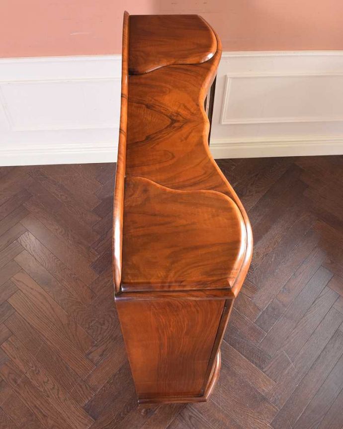 アンティークのキャビネット　アンティーク家具　アンティーク英国輸入家具、カーブが美しいシルエットのガラスキャビネット。上から見てみると、こんな形のキャビネットです。(k-1781-f)