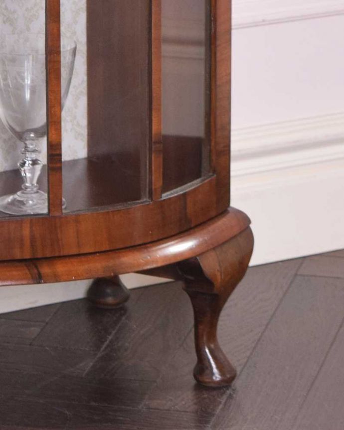 アンティークのキャビネット　アンティーク家具　アンティーク英国輸入家具、カーブが美しいシルエットのガラスキャビネット。女性１人でラクラ運べちゃうんですHandleのアンティークは、脚の裏にフェルトキーパーをお付けしています。(k-1781-f)