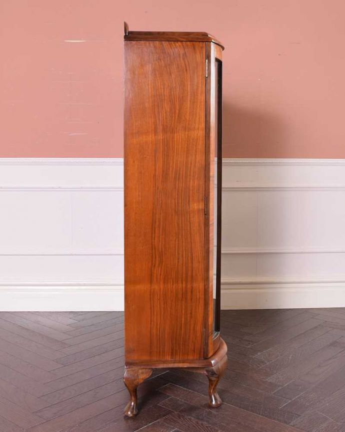 アンティークのキャビネット　アンティーク家具　アンティーク英国輸入家具、カーブが美しいシルエットのガラスキャビネット。横から見てもステキ横から見るとこんな感じ。(k-1781-f)