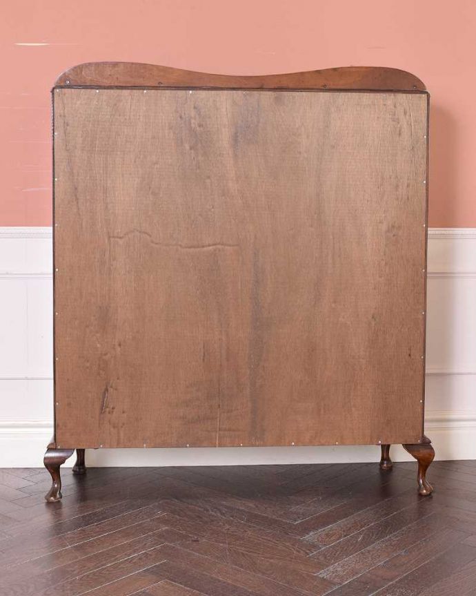 アンティークのキャビネット　アンティーク家具　アンティーク英国輸入家具、カーブが美しいシルエットのガラスキャビネット。後ろ姿もキレイなんです。(k-1781-f)