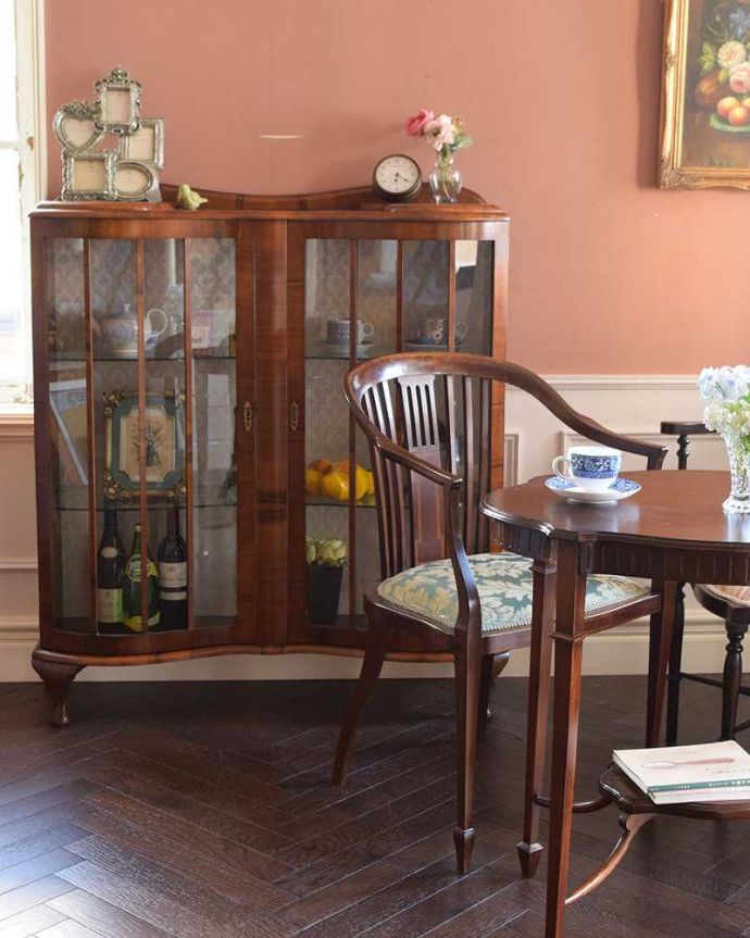 アンティークのキャビネット　アンティーク家具　アンティーク英国輸入家具、カーブが美しいシルエットのガラスキャビネット。ダイニングでもリビングでも･･･このステキなキャビネットは、正直、場所を問わずどこに置いても似合う！ダイニングではカップボードとして、お気に入りの食器を飾りながら収納。(k-1781-f)