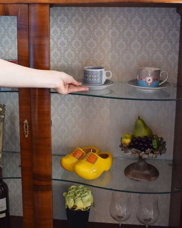 アンティークのキャビネット　アンティーク家具　アンティーク英国輸入家具、カーブが美しいシルエットのガラスキャビネット。最初は、なんでもOK！飾るものがないから…なんて思わないで、お家にあるお客様用のカップなどを入れてみましょう。(k-1781-f)