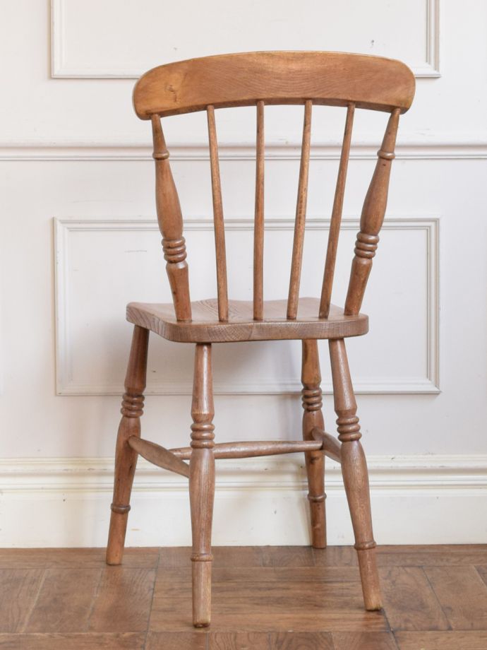 アンティークチェアの後ろ姿