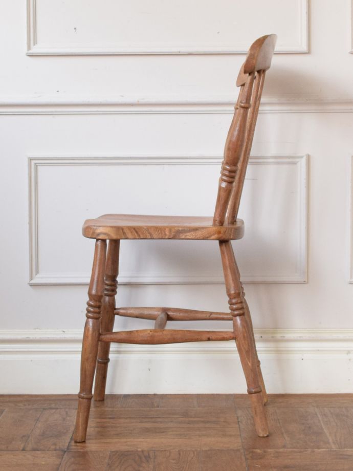 アンティークチェアの横顔