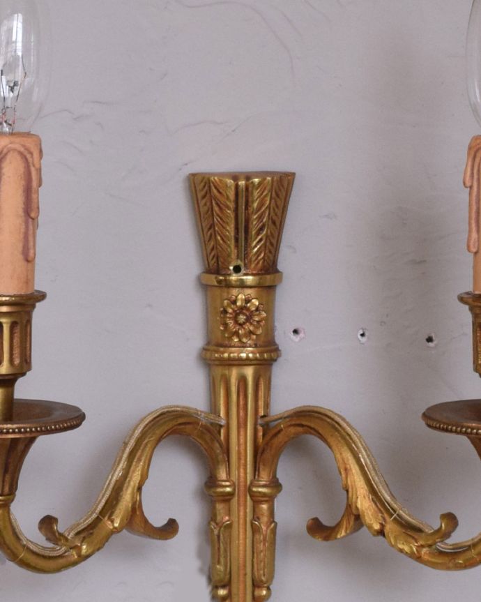 壁付けブラケット　照明・ライティング　フランスのアンティークブラケット、落ち着いた真鍮のウォールランプ（Ｅ17シャンデリア球付）。ステキなデザインにうっとりアンティークらしい美しいデザインはお部屋をよりステキに魅せてくれます。(k-1788-z)