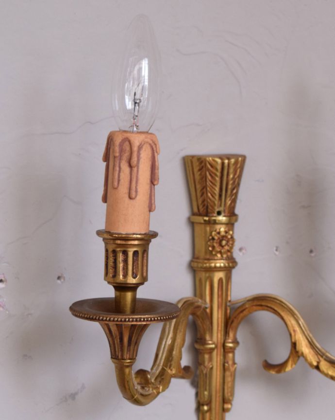壁付けブラケット　照明・ライティング　フランスのアンティークブラケット、落ち着いた真鍮のウォールランプ（Ｅ17シャンデリア球付）。LEDも使えます口金は量販店どこでも購入出来る日本仕様（E17型・100Wまで対応）の新しいものに取り替えました。(k-1788-z)