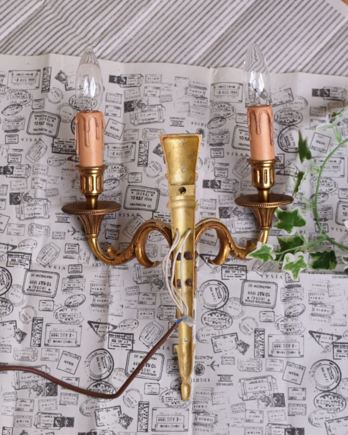 壁付けブラケット　照明・ライティング　フランスのアンティークブラケット、落ち着いた真鍮のウォールランプ（Ｅ17シャンデリア球付）。しっかり修復しました日本仕様の新しい配線で修復しました。(k-1788-z)