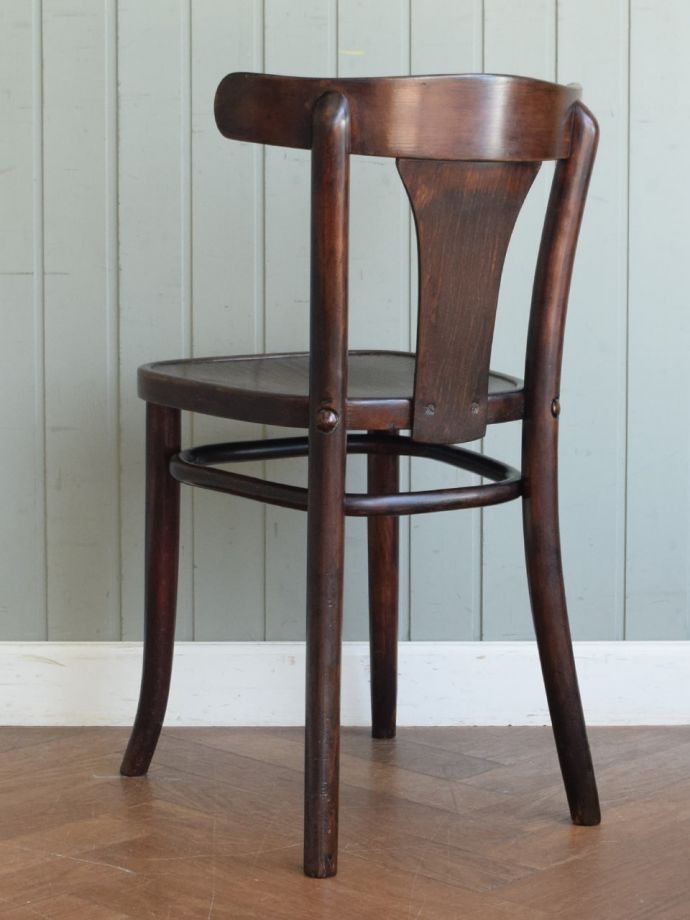 おしゃれな椅子、ベントウッドチェアの後ろ姿