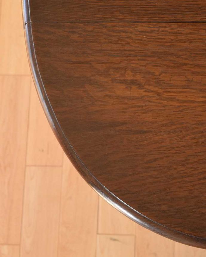 アンティークのテーブル　アンティーク家具　英国伝統のアンティーク家具、コンパクトサイズの伸張式のゲートレッグテーブル 。近づいて見てみると･･･時間と手間暇を掛けて職人が丁寧にお直しした天板は、木目も美しいんです。(k-1789-f)